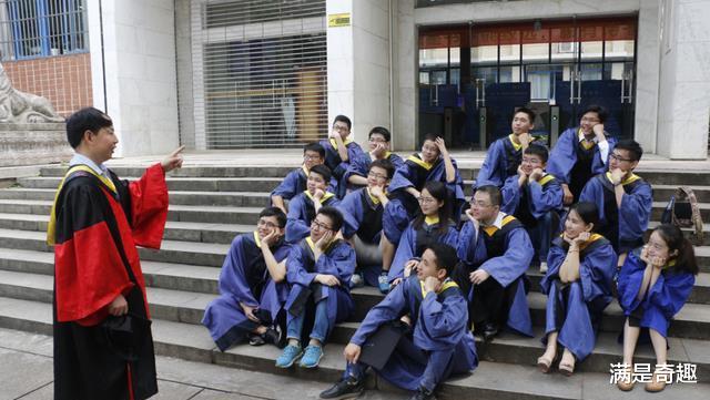 上海高颜值女大学生, 毕业后当环卫工, 扫街时经常被人要微信