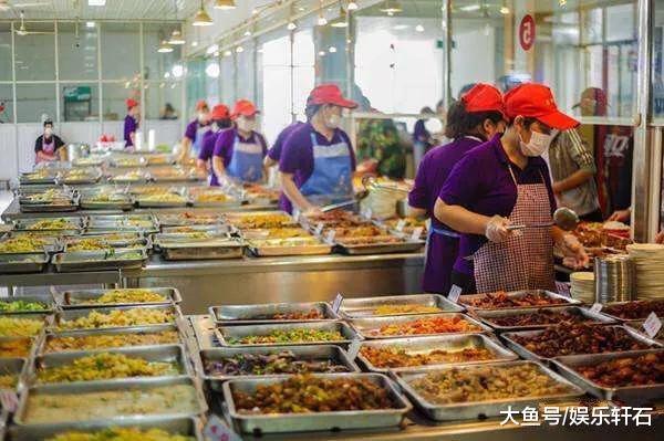 承包一个8000人的学校食堂, 每年要交365万, 能接手吗?