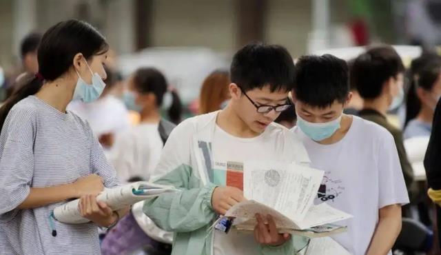 高中生被“退学”, 母亲在学校门口跪着号哭, 儿子的话不值得同情