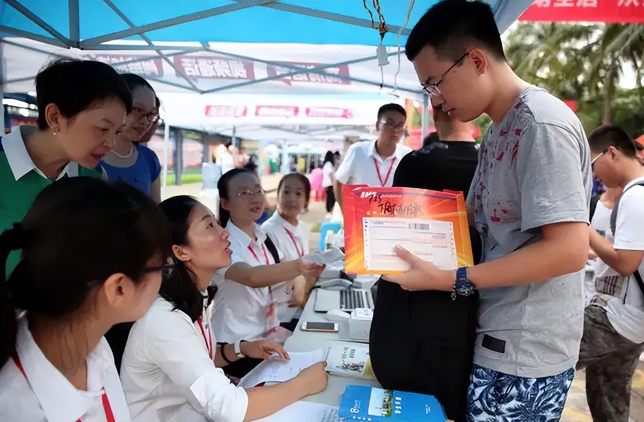 学生被民办大学录取, 看到学费家里想放弃, 老师却说这个专业值得