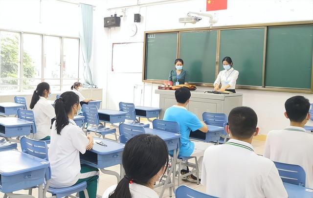 高考考场上的高二学生，凭什么能“体验”高考？不可思议