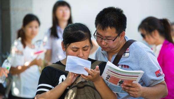 寒门考生被民办大学录取, 学费让全家陷入沉默, 老师: 可以报名!