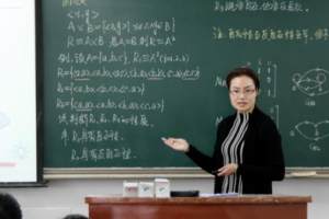 南京某中学在编教师收入曝光, 看到金额后才明白, 真的很“香”