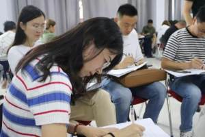 网传深圳教师“降薪”? 报考人数跟着减少后, 教师行业或将遇冷!