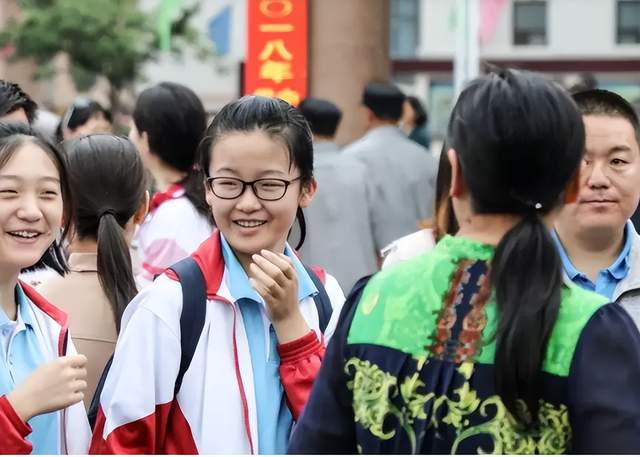 学生中考后接受采访, 被问最想感谢谁, 考生: 我最想感谢中国男足