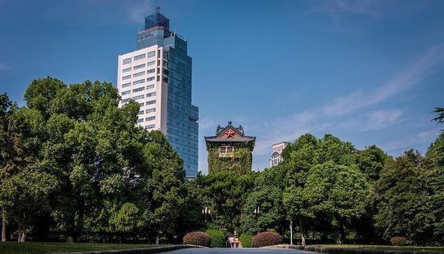 内蒙古女孩高考成绩出色, 南大法律和内蒙古民大定向师范生如何选