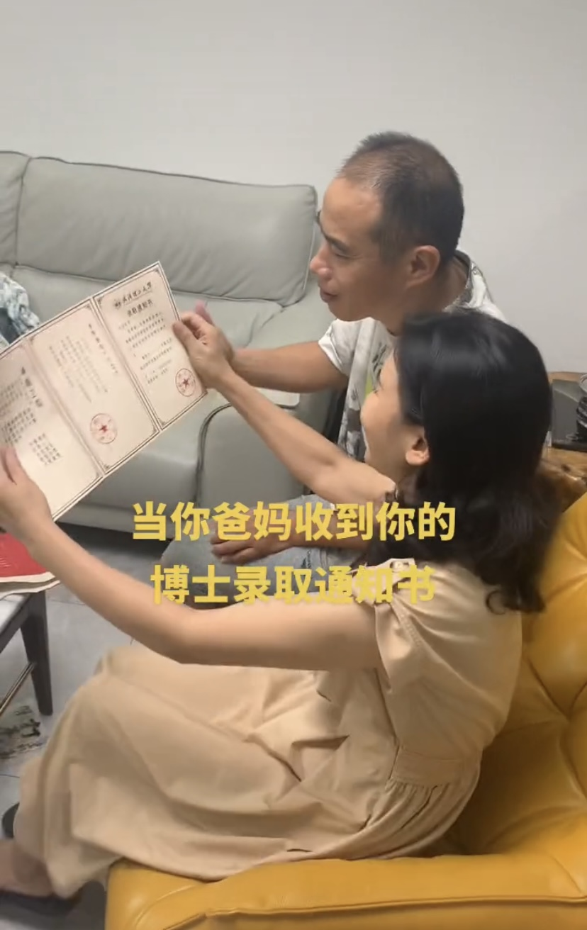 儿子收到博士录取通知书, 妈妈拆开后跺脚大笑, 网友: 沾沾喜气