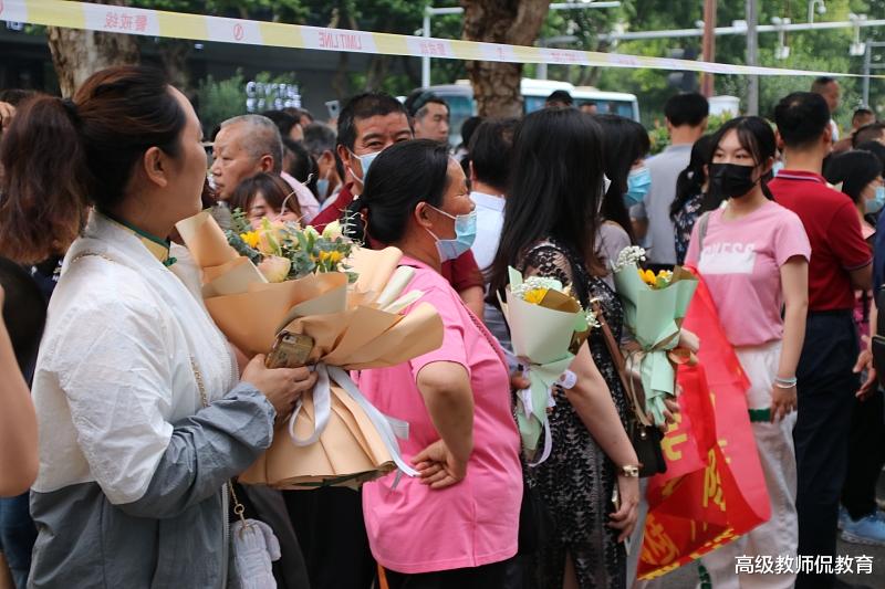 高考结束学生聚会, 围住班主任拥抱强吻, 场面让人热泪盈眶