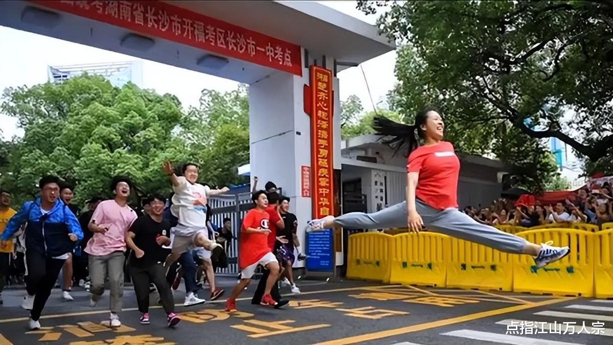 那个高考忍不住太兴奋，一路快跑跳“一字马”的女孩，后来怎样了