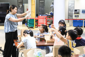 上海市教委: 暑期不到中高风险地区, 9月1日开学前, 本市中小幼师生员工开学前14天必须返沪