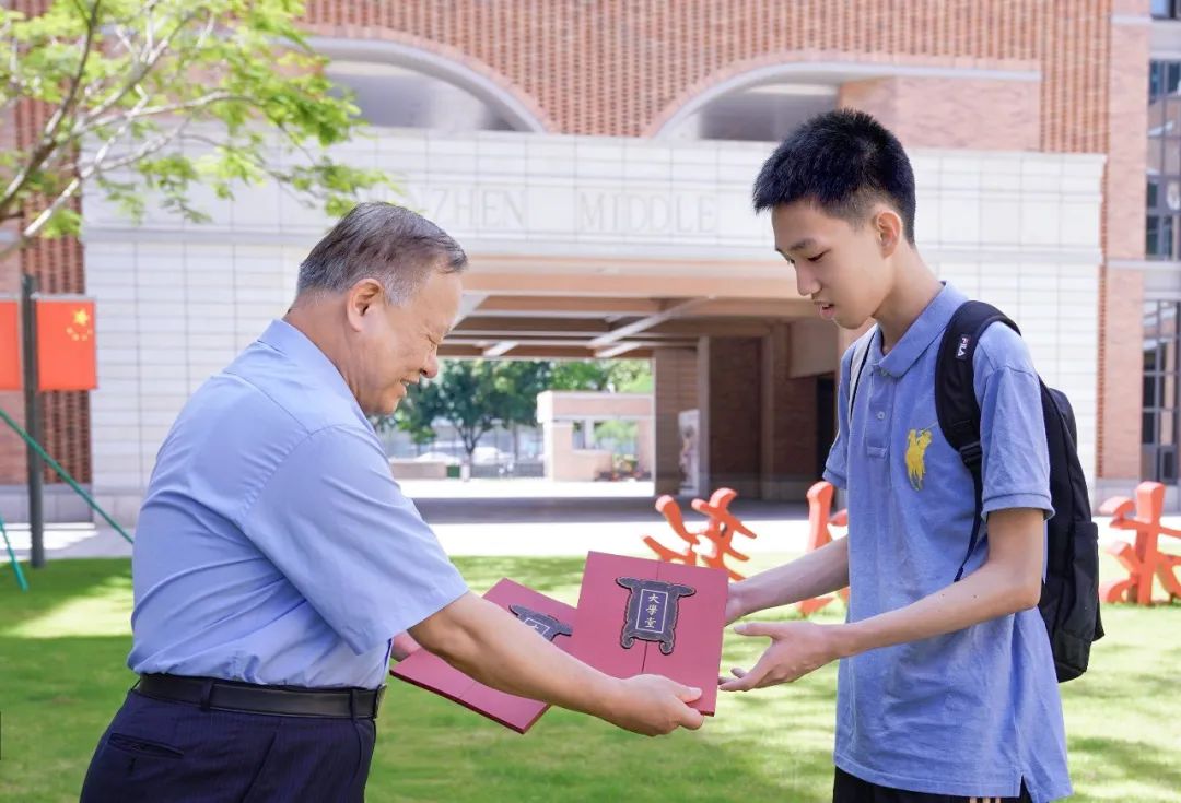 北大发出首批录取通知书 院士送递“数学新星”