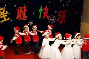 “中国人不过洋节”, 小学门口标语引热议