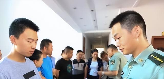 因为父亲当初明知故犯, 导致考生政审被淘汰, 被提前批院校退档