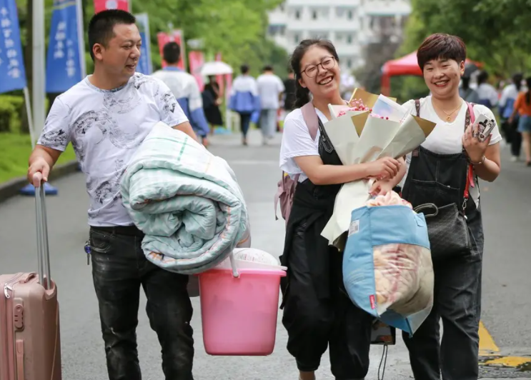 高考结束后才醒悟，住校和走读之间差距明朗，难怪有人会后悔