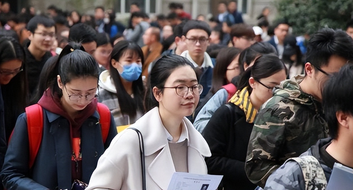 谁不知道公务员更吃香? “穷人家”的孩子不常考公, 其实另有缘由