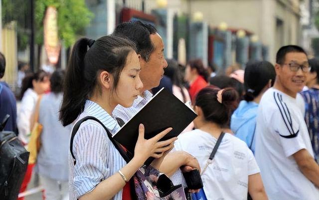 高考学子报考专业选择困难，家长呼吁
应该开设专业规划课程