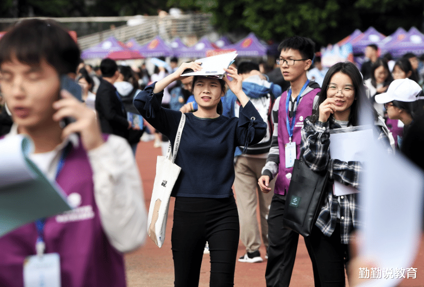 教授喊话大学生“进厂干活不丢人”, 看到测试题后: 也进不去呀!