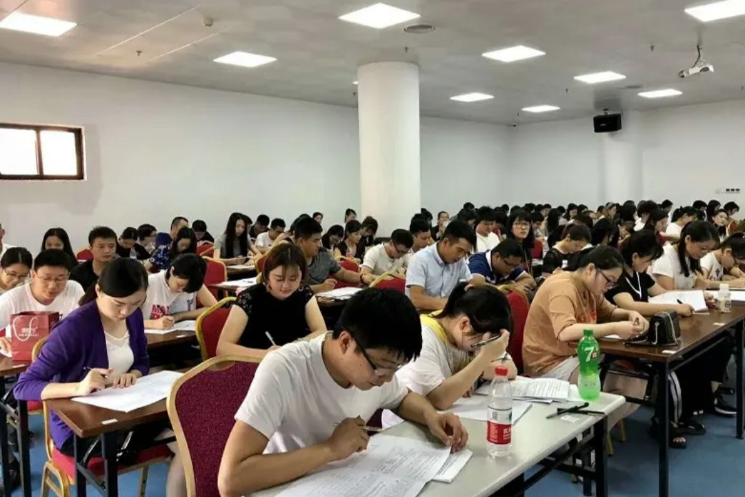 知名大学教授：超过28岁，我劝你就别读书了，这不是最佳出路