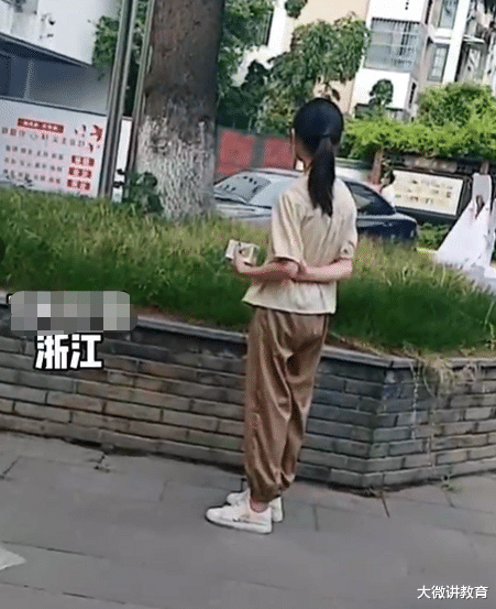 女生因为积分不够未被录取, 只能眼看着别人报名, 网友 : 让人痛心