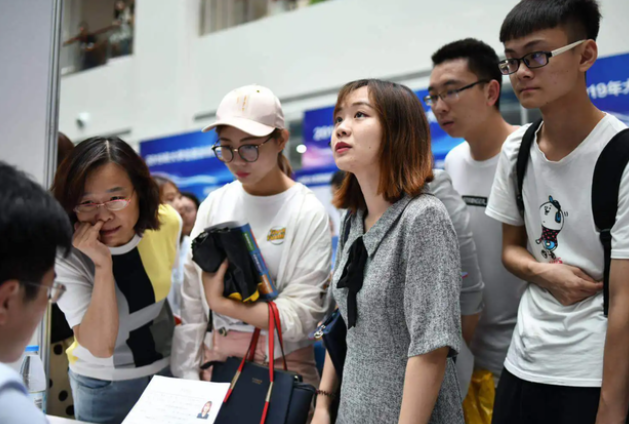 女大学生因拒绝单休被HR骂到失眠? 聊天记录曝光, 看完我笑了