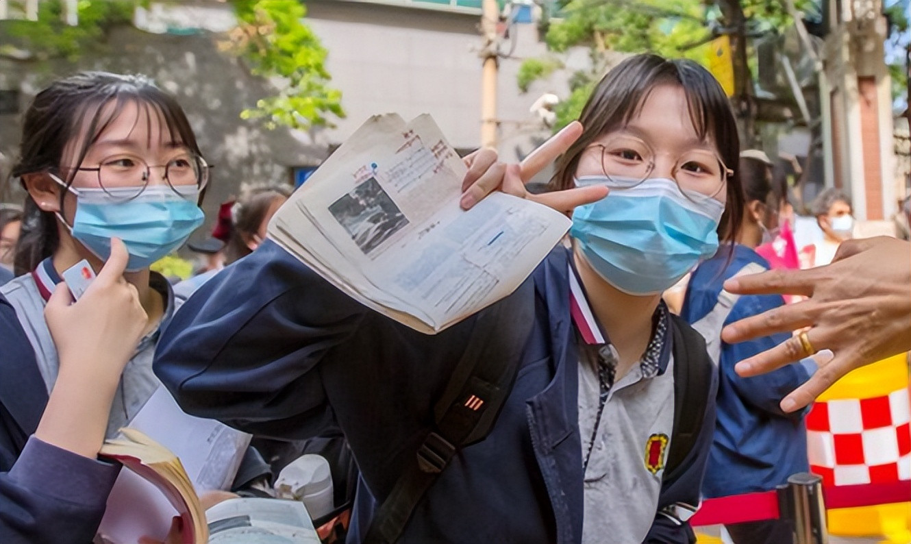 高考满分作文《纸梯》获官媒称赞, 开头就惊艳众人, 网友感动不已