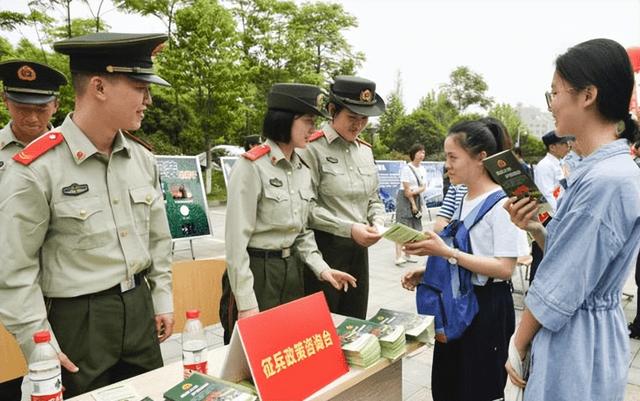 大学生应征入伍能领多少补助? 过来人才知道, 就业扶持才是香饽饽