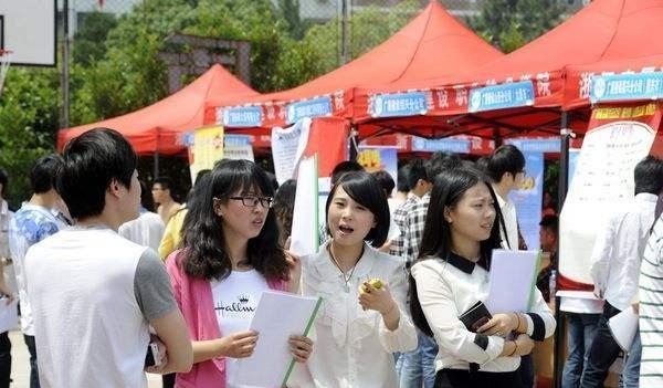 部分企业招聘不接受三本, 专升本学历也不被认可, 学生该做何选择?