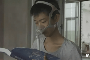 2015年, 辽宁12岁少年患罕见病, 戴呼吸机读书, 高考662分圆梦