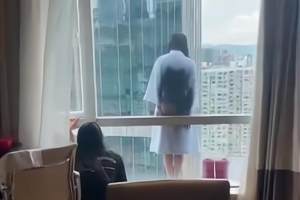 广州一女大学生, 穿浴袍站在28层楼窗外欲轻生, 起因叫人难以接受