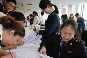 重庆某县城事业编开始招人, 学历引发热议, 许多岗位出现滑铁卢