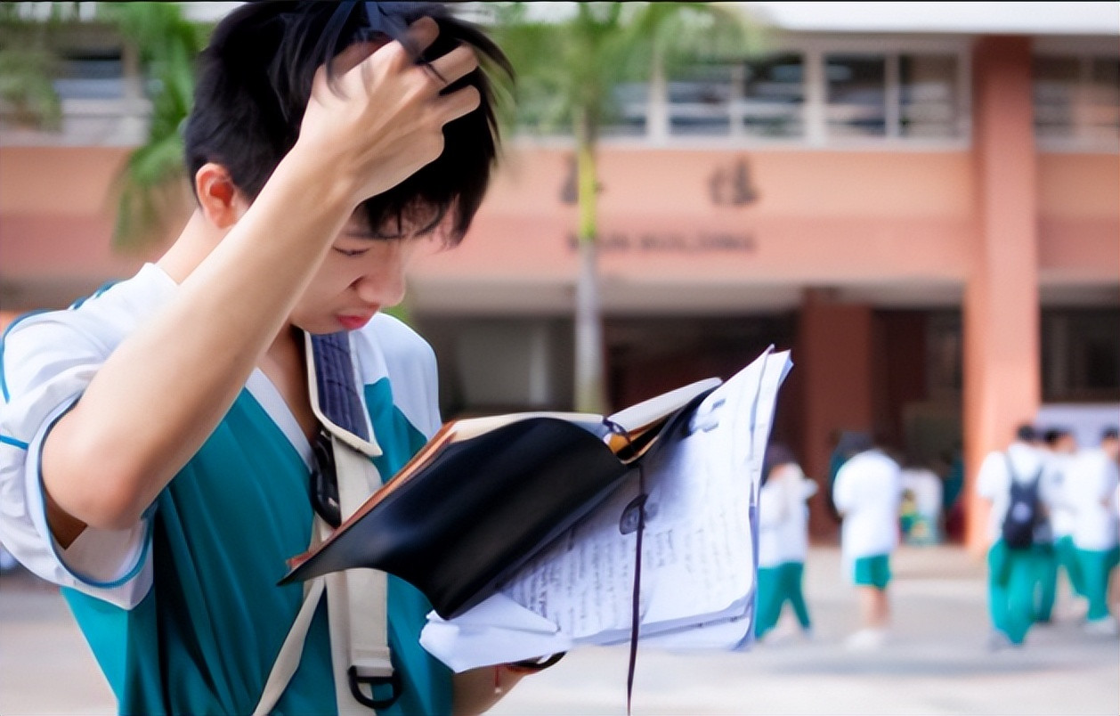 高考成绩300多分, 学生正要准备复读, 却收到“名校”录取通知书