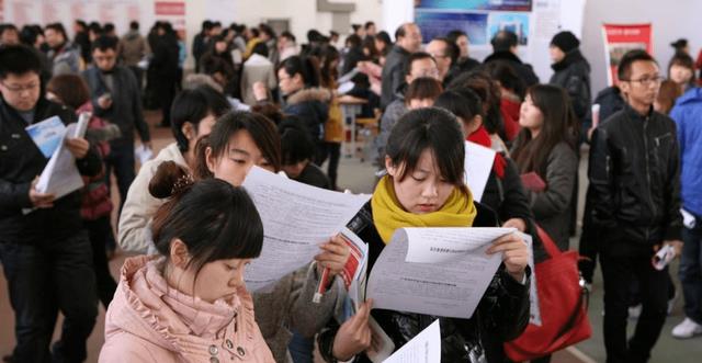 女大学生找工作无果, 哭诉当下就业“困境”, 唤醒了许多装睡的人