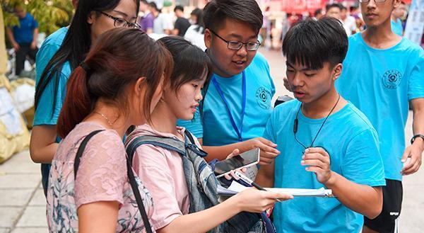 上大学后出现一种“落差感”, 家境不同层次也不同, 显得格格不入