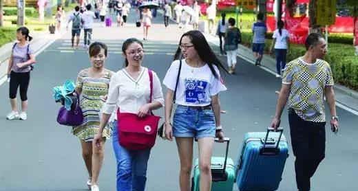 大学生晒出入职前后对比照, 小鲜肉变油腻大叔, 网友: 换脸一样