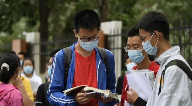 “穿这样不学美容美发可惜了”, 考生落榜痛哭, 评论区却不留情面