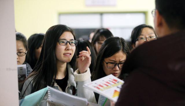 专科女孩求职“被拒”, 晒简历引发争议, 不料遭到网友冷嘲热讽