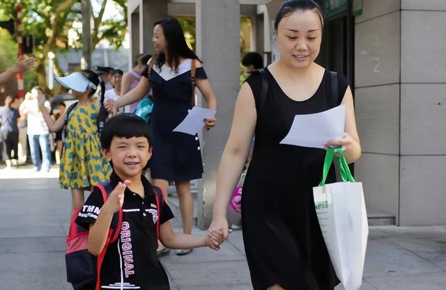 为帮学生减负, 家长替他们负重前行, 网友并不感动认为慈母多败儿