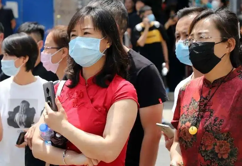 高考后家长又焦虑地给子女报班, 储殷说到痛点, 该学的往往没教