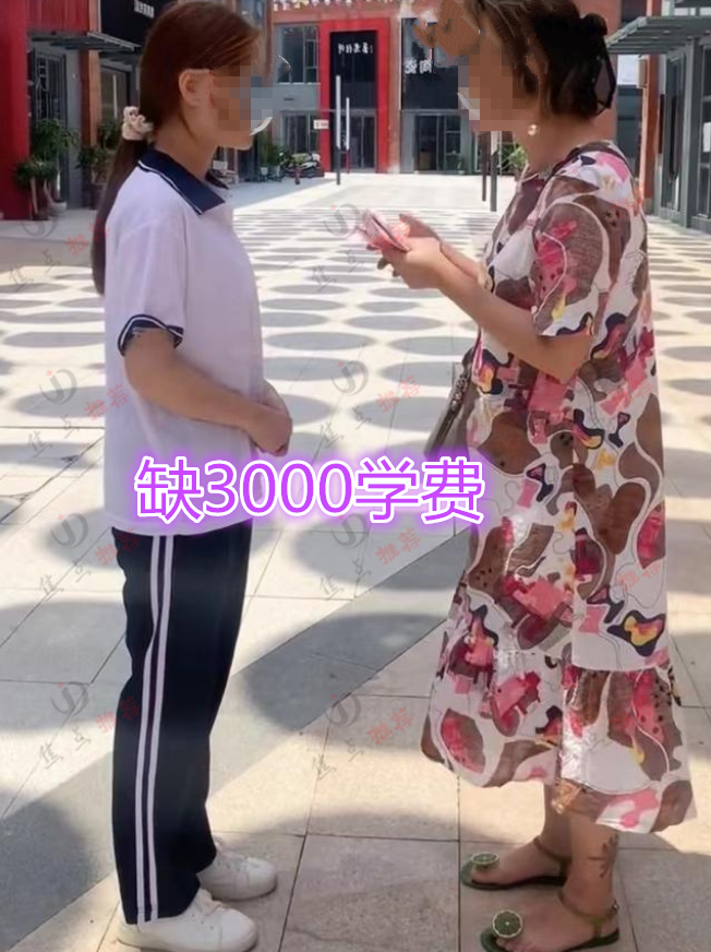 女儿考上大学找母亲要学费, 继父阻拦: 不是我亲女儿我不当大冤种