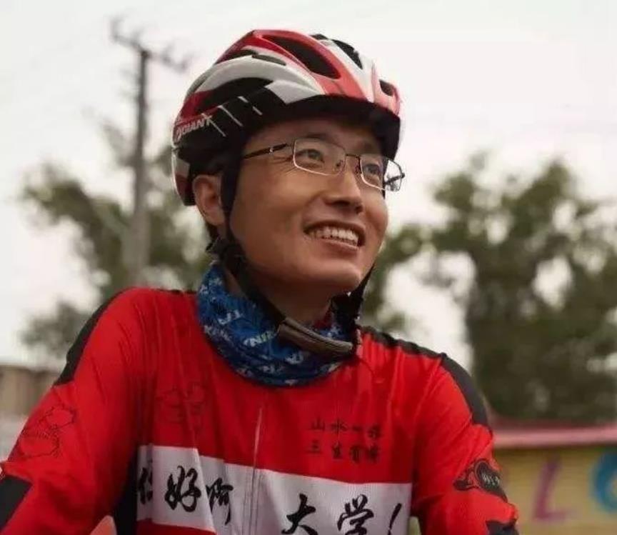 2019年高考结束后, 这位班主任带11名学生骑行1800公里, 备受争议