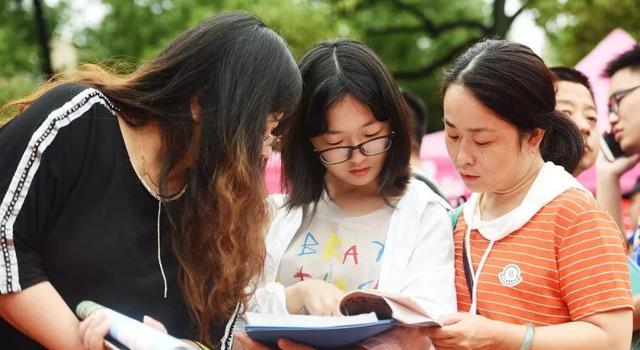 为了考进上海交通大学, 考生勾选服从调剂, 被录取后父母让他复读