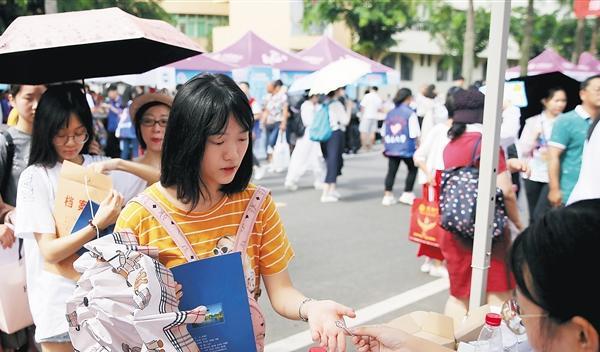 大一新生宿舍要争取住“上铺”? “下铺”不好吗? 听听过来人咋说