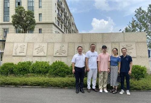 父亲摆地摊将儿子送985大学, 曾是全村骄傲, 今却成“反面教材”