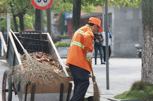 扫马路需要研究生吗? 卷烟的工人需要硕士吗? 不觉得大材小用了吗