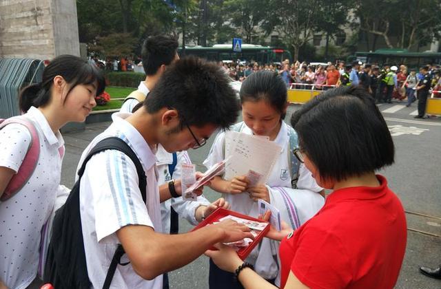 母亲晒儿子“复旦大学”通知书, 却遭人嘲讽, 其理由很是现实!