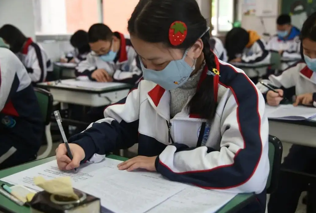 遇到不会的就选B, 山东一同学这么做了, 老师: 我预判了你的预判