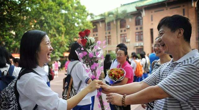 高中生“走读跟住校”, 哪个好? 高三结束对比后, 才发现两者不同