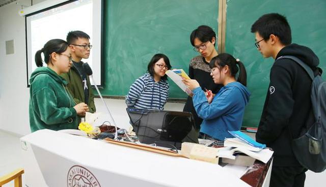 家都养不起怎么填补就业缺口? 大学生出现“白菜化”, 原因太扎心