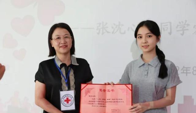 福建一女学霸火了, 考上清华后捐出10万奖学金, 父母身份曝光