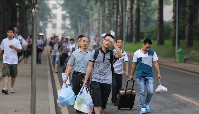 大一新生到底用不用带电脑? 学长说出实话, 准新生别大意了